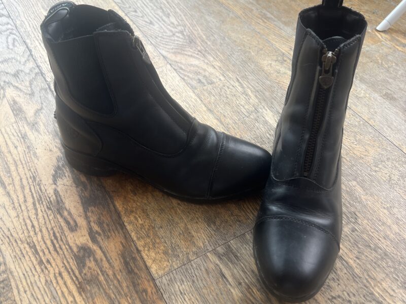 Ariat boots size 5