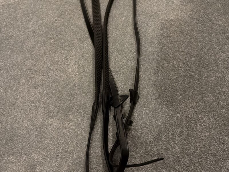 Lemieux rubber reins with leather stoppers in black (size cob)