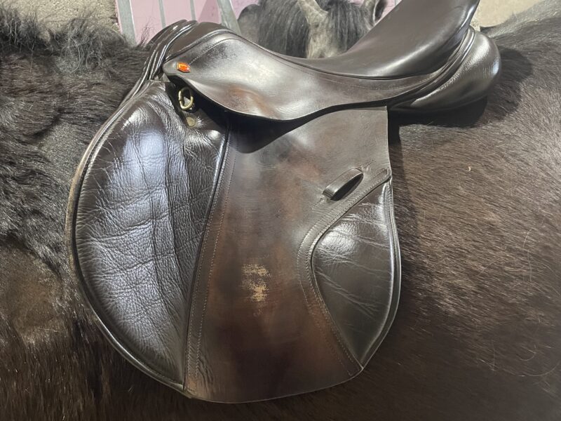 17.5 wide Albion saddle in great condition